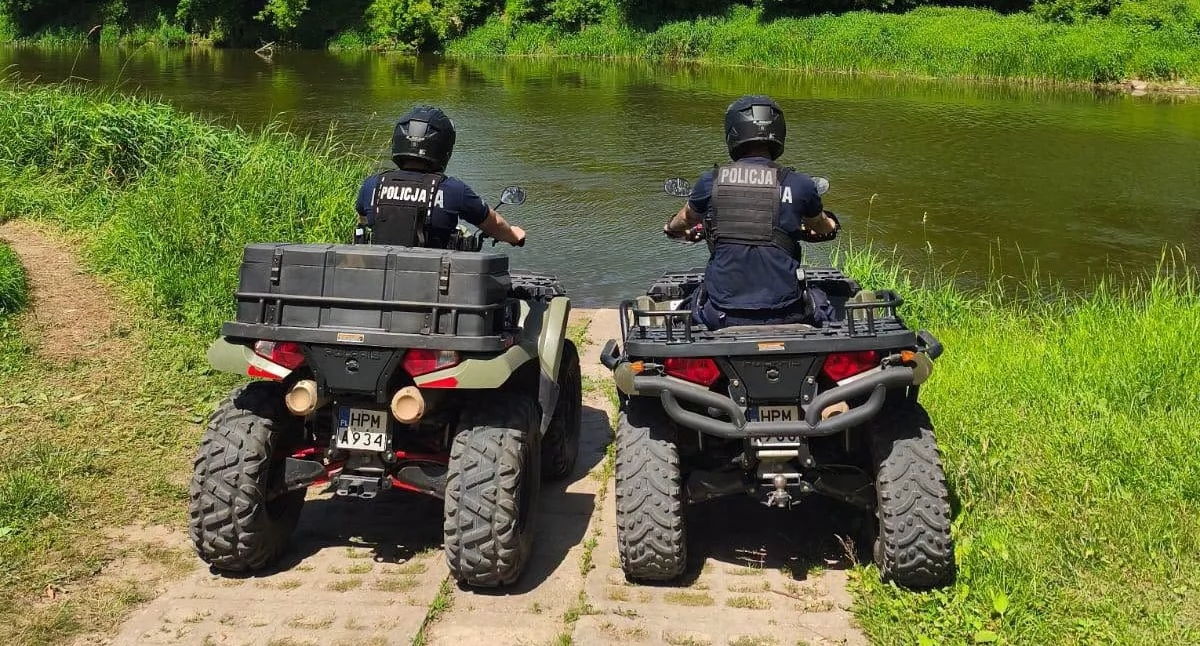 Kurz za kołami i wiatr we włosach! Policjanci na quadach ruszyli nad rzeki