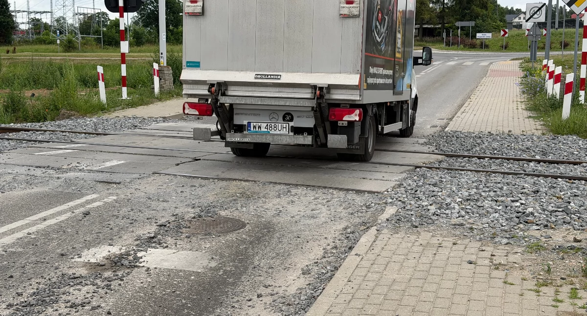 Koniec z horrorem na Strusiej? Kolejarze zamykają przejazd i obiecują porządny remont [VIDEO]