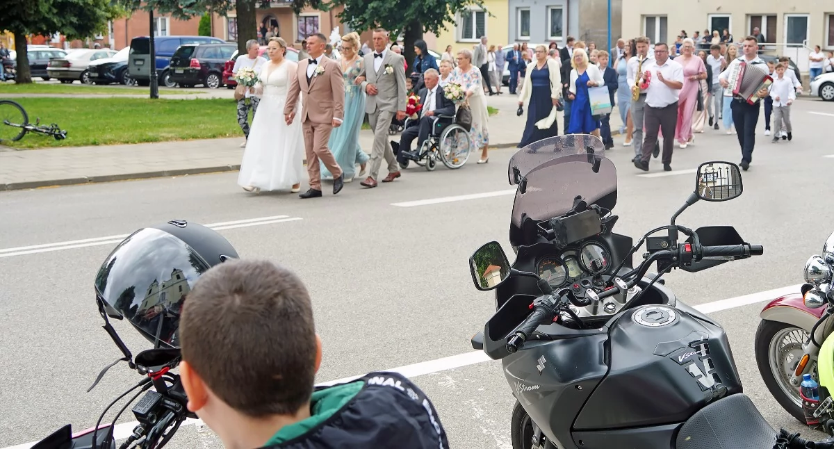 Ryczące maszyny i... orszak weselny pieszo. Niespodzianka na starcie Dni Jedwabnego [VIDEO i FOTO]