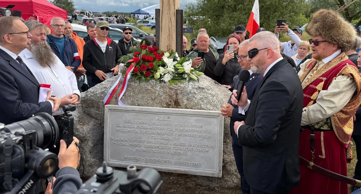 Dwa światy w Jedwabnem. Braun odsłania własny monument [VIDEO i FOTO]