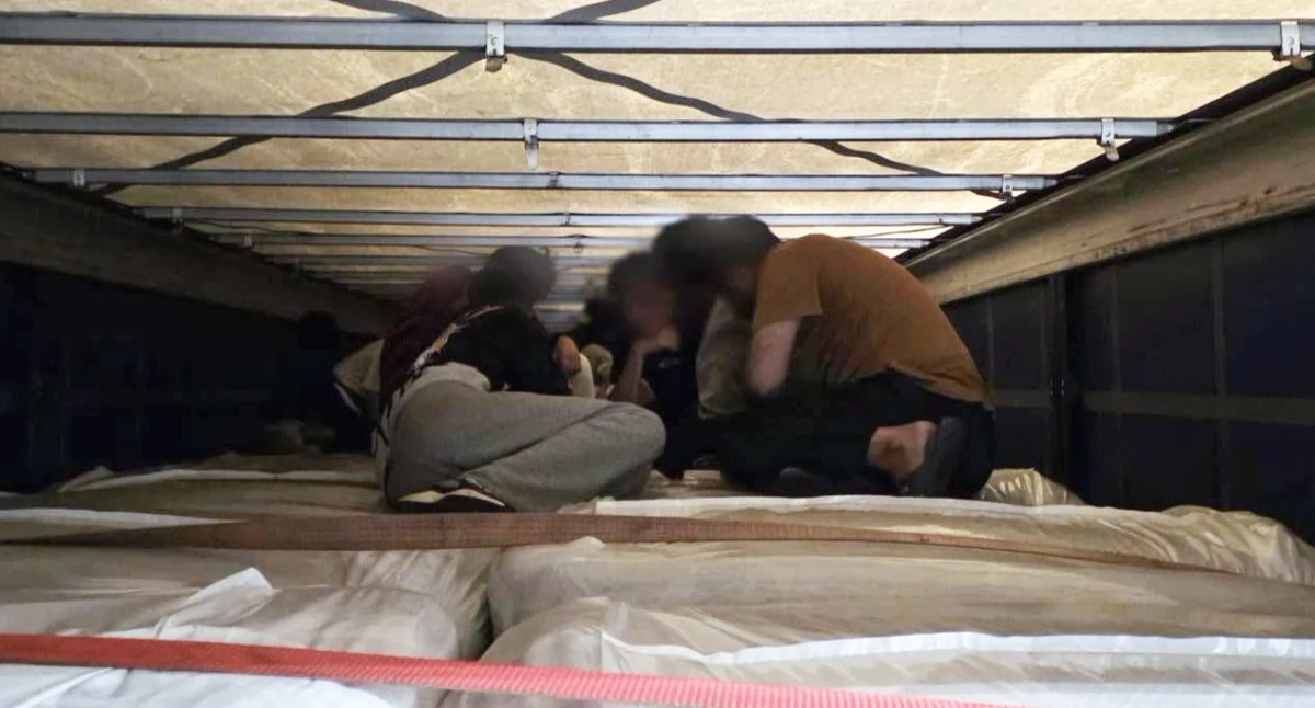 Somalijczycy, Pakistańczycy i Afgańczycy zamiast torfu. W ciężarówce odkryto 27 migrantów [VIDEO i FOTO]