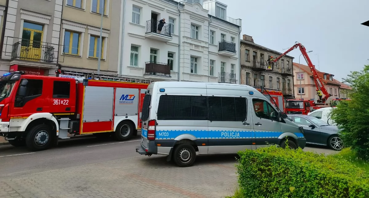 Gęsty dym nad Placem Niepodległości. Strażacy gaszą kamienicę, w środku był człowiek [FOTO]