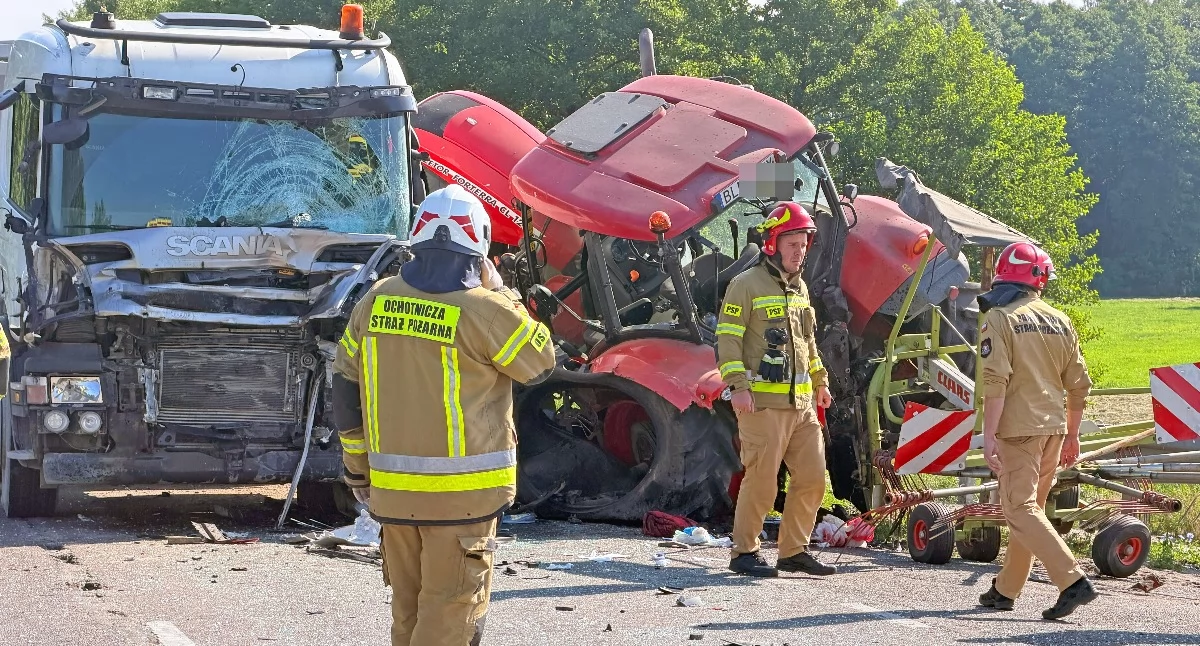 Groźny wypadek za Śniadowem: ciężarówka kontra traktor. Kierowca traktora wypadł z kabiny [FOTO]