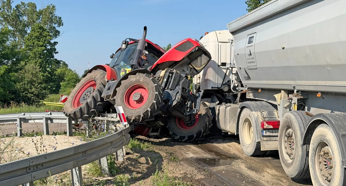Tragiczny finał wypadku pod Jakacią Dworną. Nie żyje traktorzysta