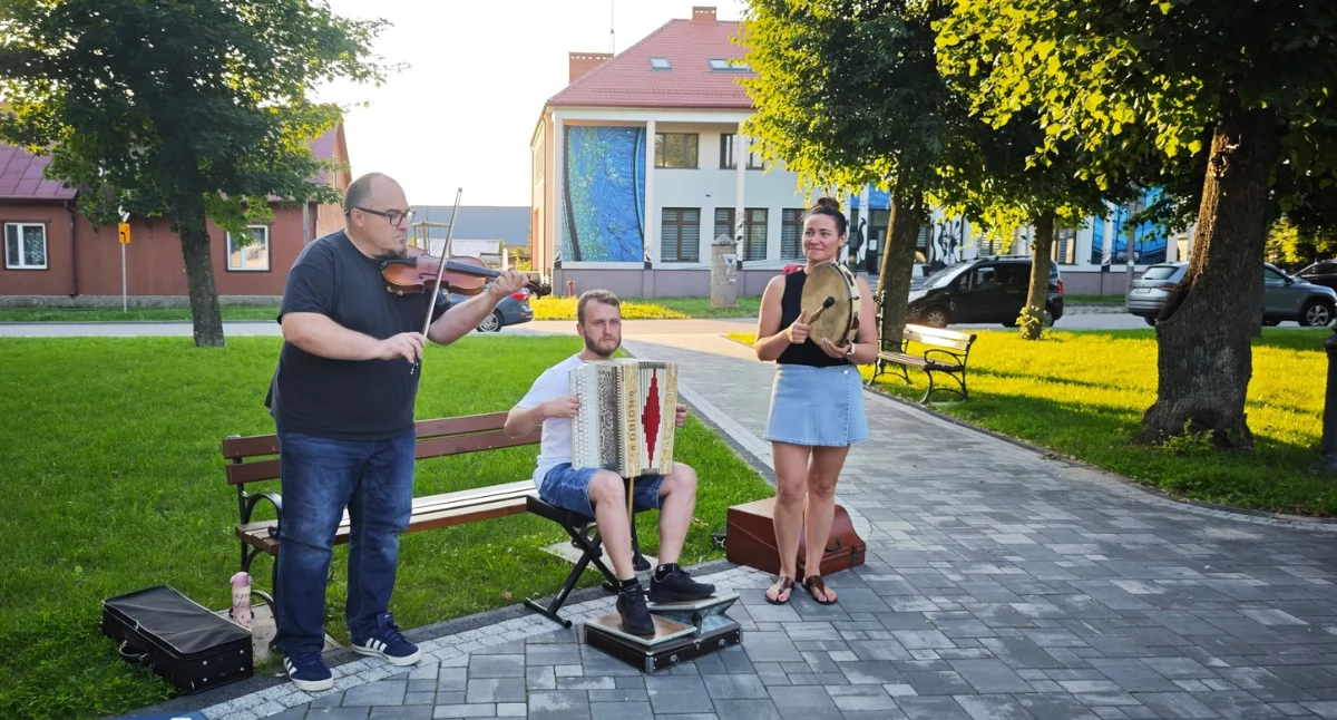 Ciepły wieczór, parkowa ławka i dźwięk pedałówki. Kurpiowska nuta niosła się po Nowogrodzie [VIDEO i FOTO]