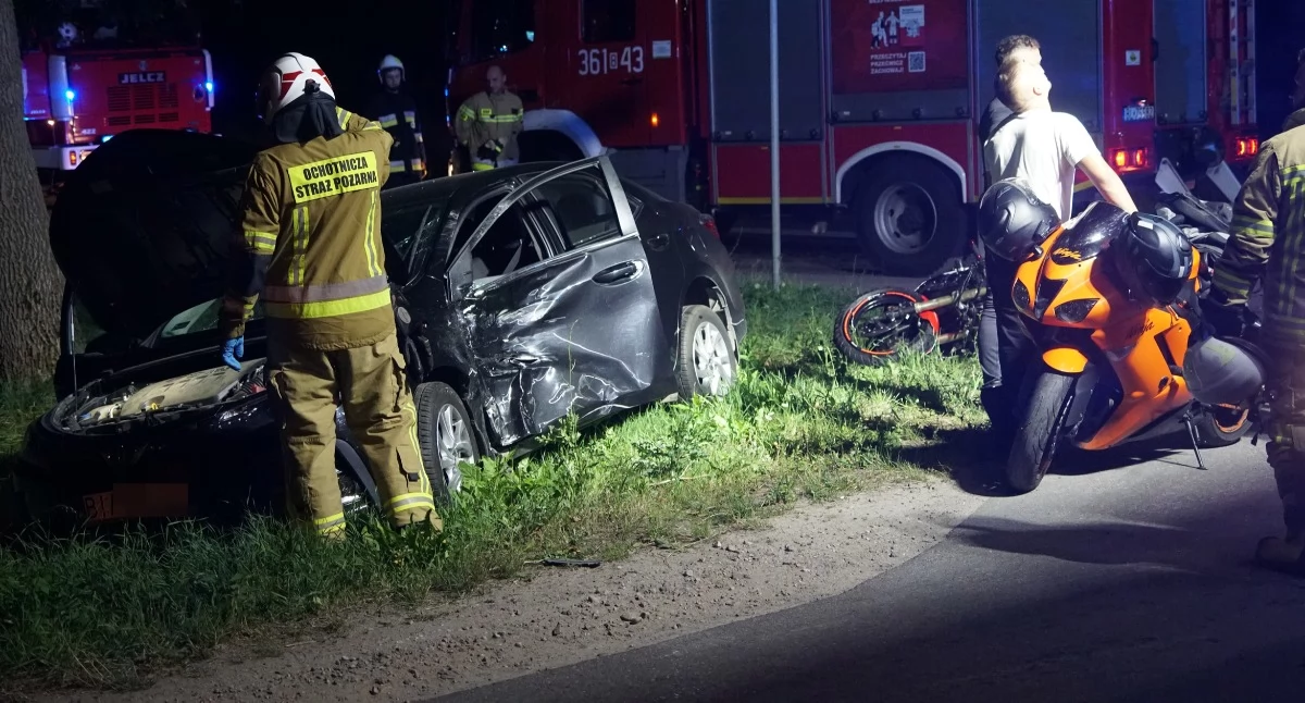 Koszmarny wypadek w Podgórzu. Ciężko ranny motocyklista, na miejscu pracują służby [FOTO]
