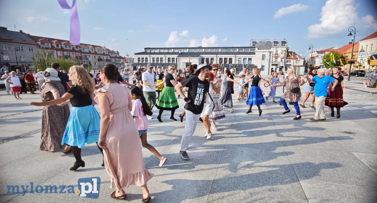 Kurpiowski i podlaski folklor w centrum Łomży. Za nami potańcówka na Starym Rynku [FOTO]