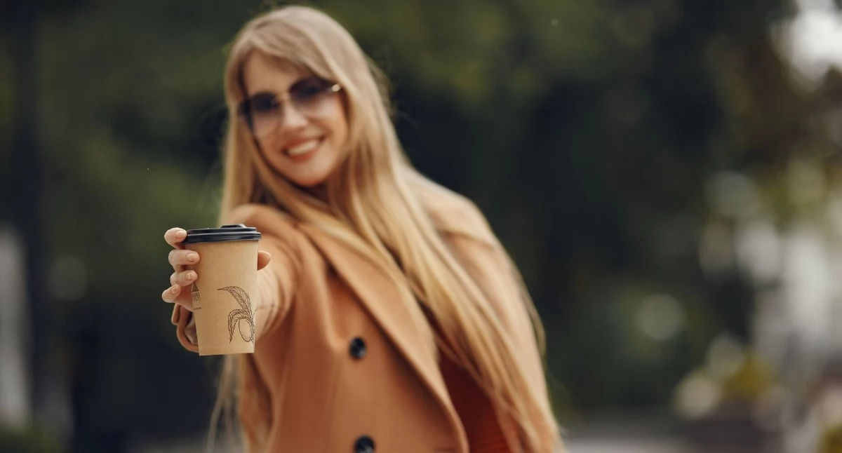 Poranna kawa z Twoją marką. Jak kubki z logo budują długofalowe relacje z klientami