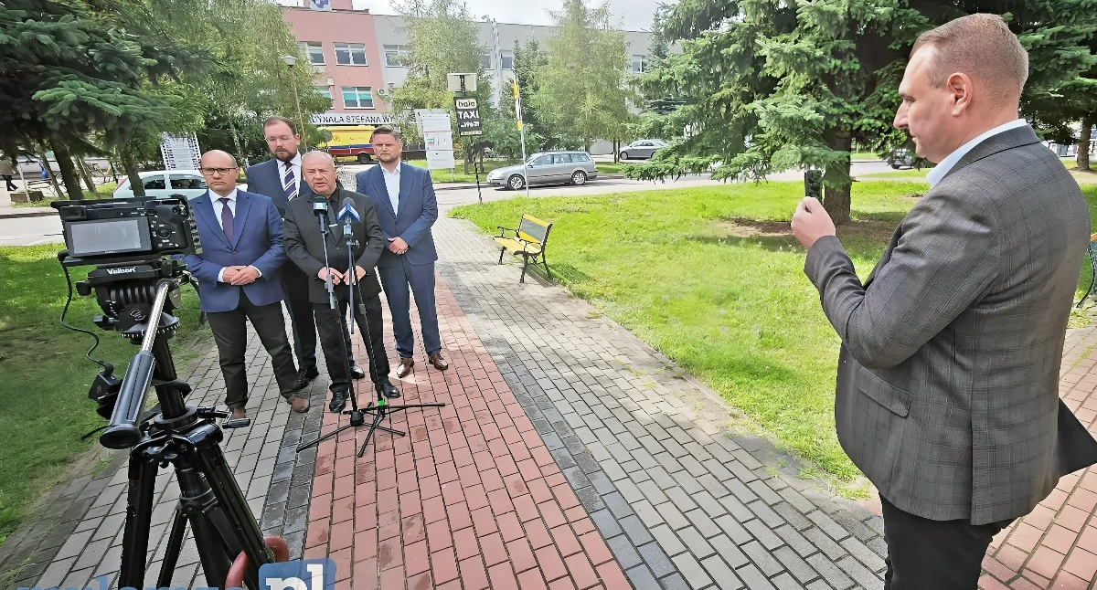 "Łomżyński Mesjasz" na kilku etatach! Burzliwa konferencja przed szpitalem w Łomży [VIDEO i FOTO]