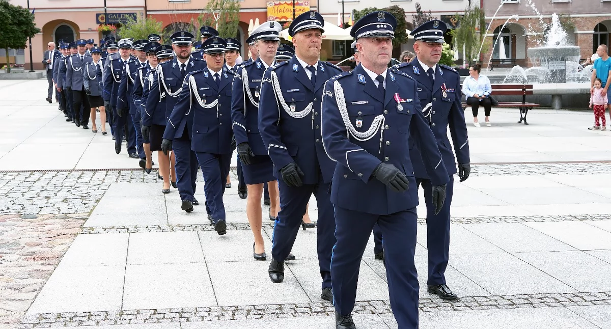 Mundury, tradycja i pociągi w tle. Łomżyńscy policjanci podsumowują rok i odbierają awanse [VIDEO i FOTO]