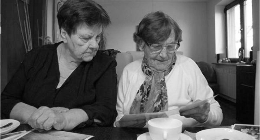 Rok 2017. Od lewej - pani Stanisława Bęczkowska (uczyła 30 lat w szkole w Jeziorku) i pani Maria Kossakowska (uczyła 19 lat w Jeziorku) wspominają  dawną szkołę.