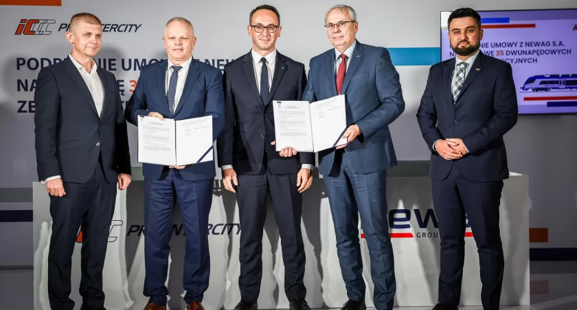 Minister infrastruktury Dariusz Klimczak po podpisaniu przez PKP Intercity umowy z firmą NEWAG SA na dostawę 35 dwunapędowych zespołów trakcyjnych