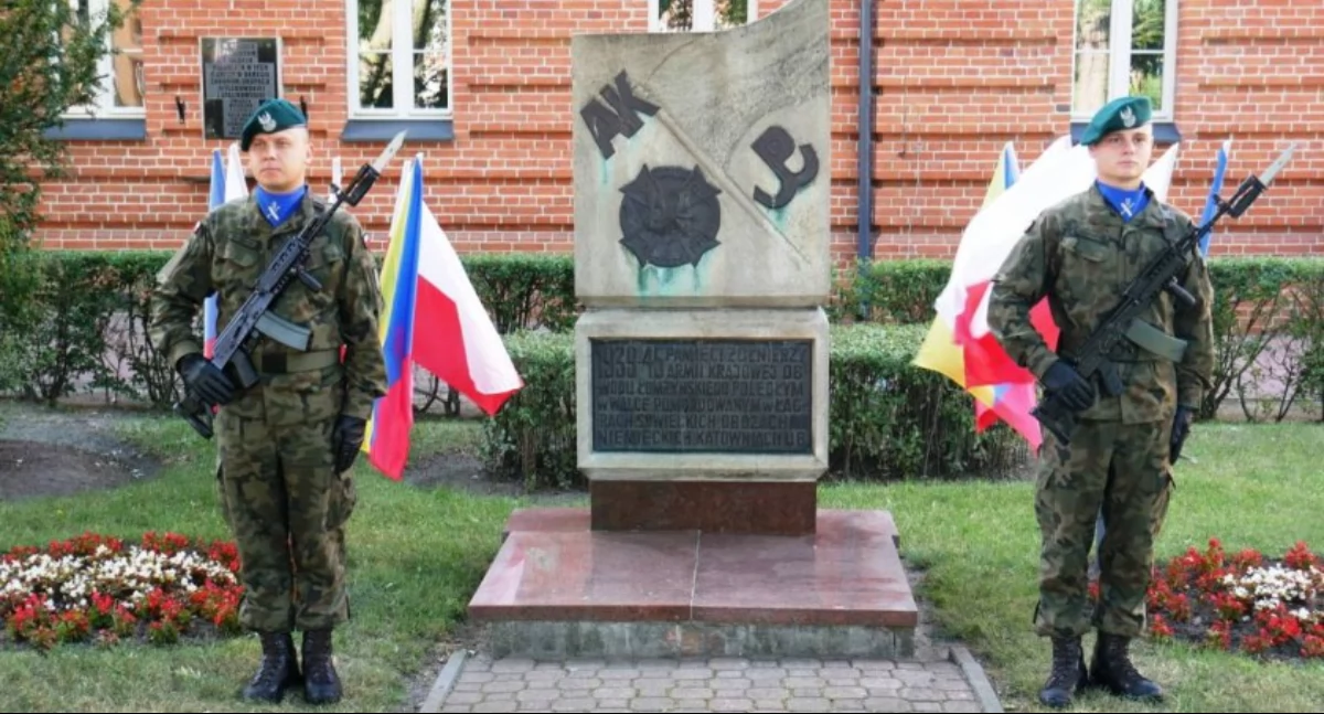 Historia, Miejskie obchody rocznicy wybuchu Powstania Warszawskiego Zawyją syreny - zdjęcie, fotografia