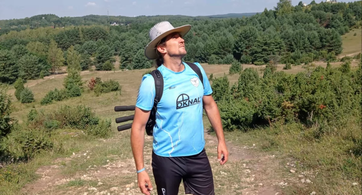 Piłka nożna, Piotr Gajda Podstawa postawa Kulturalnie pozdrawiam Kulturalnych - zdjęcie, fotografia
