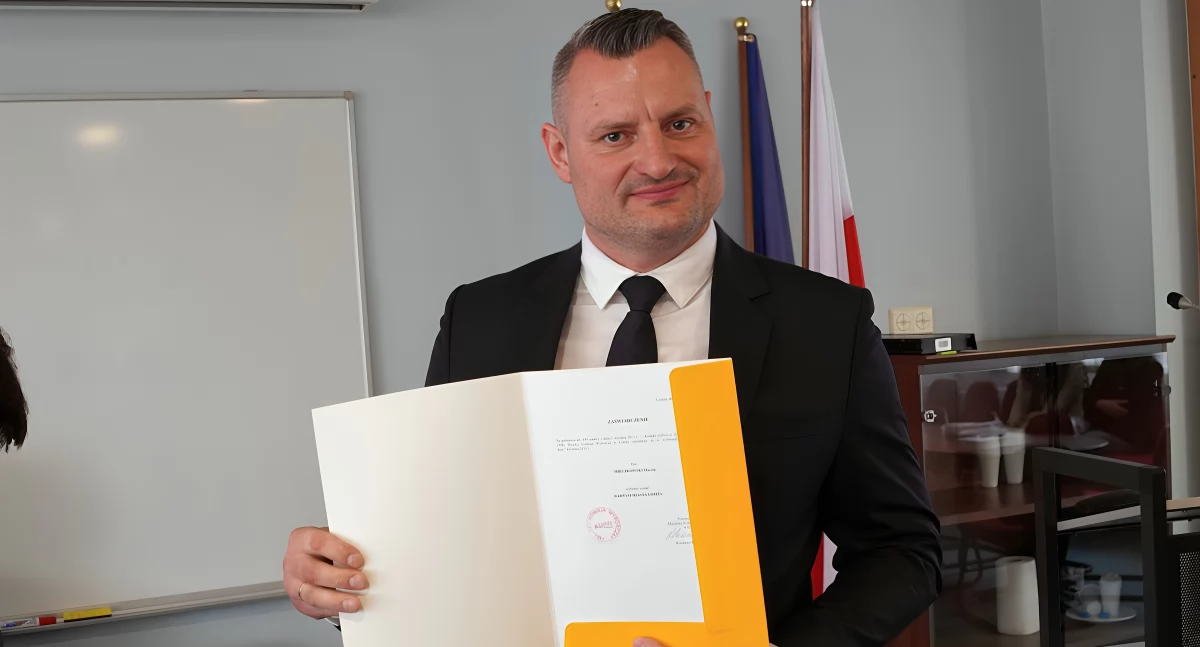 Marcin Mieczkowski, KWW Przyjazna Łomża Dariusza Domasiewicza z zaświadczeniem o wyborze na radnego 12.04.2024 r.