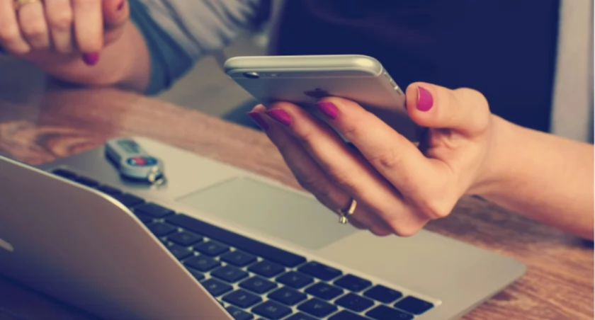 https://unsplash.com/photos/woman-holding-silver-iphone-6-SpVHcbuKi6E