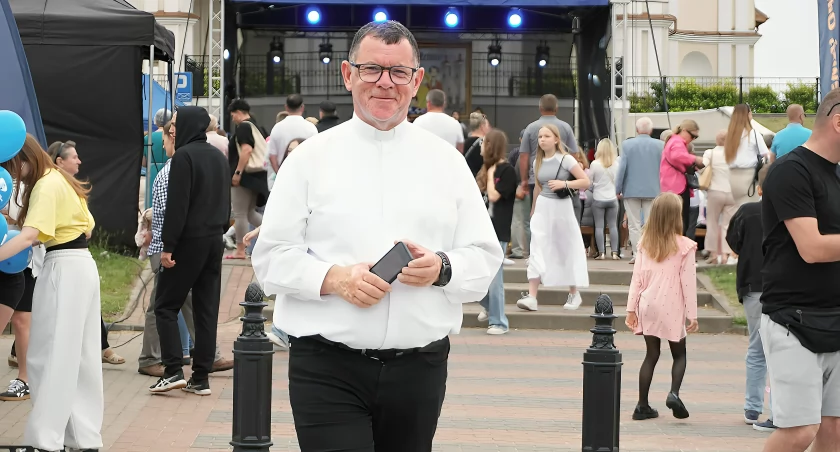 Proboszcz parafii Krzyża Świętego w Łomży ks. kan. Andrzej Godlewski