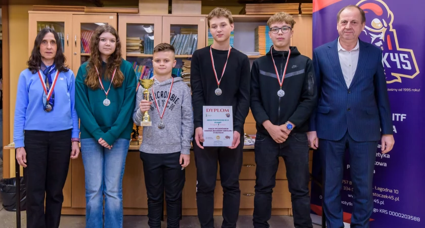 Na zdjęciu od lewej: Barbara Rogińska (opiekun Dziesiątki), Pola Obiedzińska, Tomasz Obrycki, Jerzy Chełstowski, Piotr Ciszewski i Leszek Zega (prezes Podlaskiego Związku Szachowego i sędzia główny turnieju) Fot. MUKS Stoczek 45 Białystok