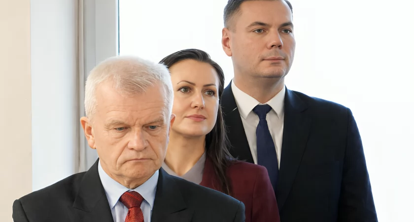 Członek zarządu województwa Jacek Piorunek, dyrektor Muzeum - Skansenu Kurpiowskiego im. Adama Chętnika w Nowogrodzie Anna Malwina Szynkiewicz, zastępca dyrektora Podlaskiego Oddziału Regionalnego ARiMR  Marek Szynkiewicz 