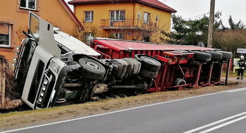 Kierowca chciał uniknąć wypadku. TIR wylądował w rowie [FOTO]