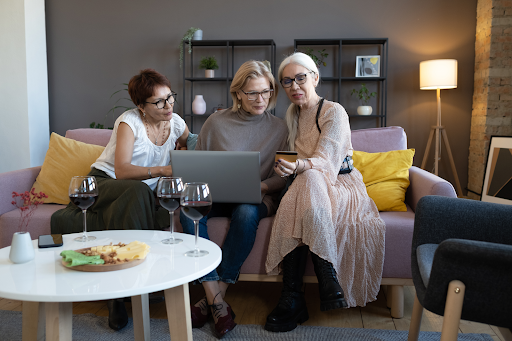 kobiety robiące zakupy online