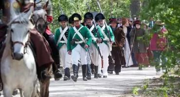 Patriotyzm, tradycja i dąb „Niezłomny”. Kurpiowska Majówka u Stacha w Lesie Jednaczewskim [VIDEO i FOTO]