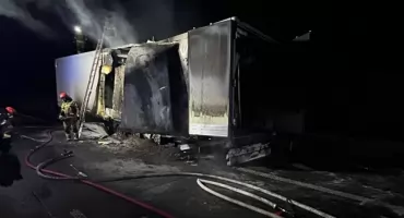 Pożar ciężarówki z torfem na S61 [FOTO]