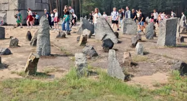 Koniec upamiętnienia Jedwabnego i Radziłowa? Resort kultury nakazał usunięcie głazów i 300 krzyży 