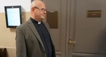 Koniec procesu w Łomży. Ks. Radosław Kubeł uznany za winnego innej czynności seksualnej [VIDEO] 