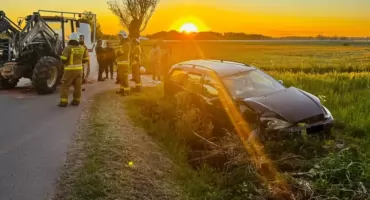 Samochód osobowy wpadł do rowu po zderzeniu z ciągnikiem [FOTO]