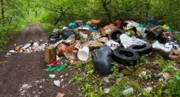 Zaśmiecony las w gminie Piątnica. Sprawca nie posprzątał, szuka go policja