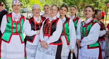 Korowód, barwne stroje i twardy orzech dla jury. Za nami  XXXIII Ogólnopolskie Dni Kultury Kurpiowskiej w Nowogrodzie [VIDEO i FOTO]