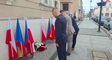 Łomża pamięta o wyborach 4 czerwca. Kwiaty pod symboliczną tablicą [FOTO]