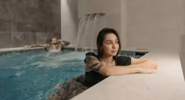 Odpoczynek wśród lasu i wody, czyli jak wybrać miejsce na regenerujący pobyt
