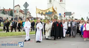 Procesja Bożego Ciała w parafii pw. Krzyża Świętego w Łomży. Zobacz relację [FOTO]