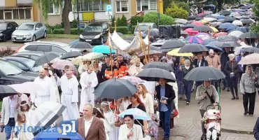 Deszcz nie ostudził wiary. Wierni z parafii Bożego Ciała przeszli w procesji [FOTO]