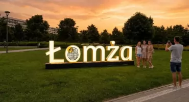 „Zasmakuj w Łomży”. Napis świetlny stanie w Parku Jana Pawła II