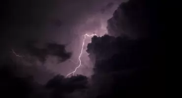 IMGW ostrzega przed burzami w województwie podlaskim. Łomża na liście z alertami meteo