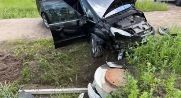 Niedaleko Śniadowa samochód wjechał w przepust. Dwie osoby trafiły na badania [FOTO]