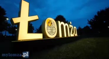„Łomża” już świeci! Napis stanął w Parku Jana Pawła II [FOTO]