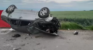 Dachowanie na gminnej drodze. 19-letniego kierowcy nie udało się uratować 