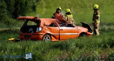 Dachowanie w Kozikach. Samochód wypadł z drogi na trasie Łomża – Śniadowo [FOTO]