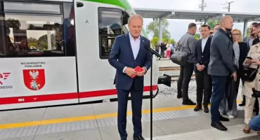 Łomża czekała 33 lata na powrót kolei. Pierwszym pociągiem przyjechał Donald Tusk [VIDEO i FOTO]