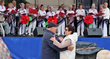 Seniorada Plus. Deszcz na Starym Rynku niestraszny łomżyńskim seniorom [VIDEO i FOTO]