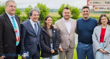 Przyjaciele Łomży z południa Europy. Nowe drogowskazy miast partnerskich na bulwarach [VIDEO i FOTO]