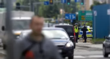 Zlekceważył czerwone światło i wjechał pod rogatki. 23-latek odpowie przed sądem