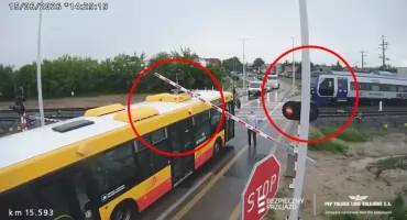 Sekundy od katastrofy w Łomży! Autobus MPK wjechał pod opuszczone rogatki, maszynista musiał awaryjnie hamować [VIDEO]