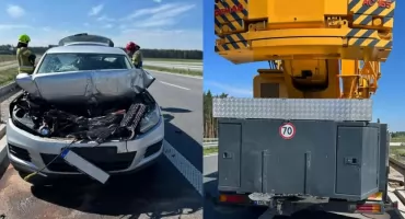 Zderzenie na S61. Kierowca z Litwy najechał na tył dźwigu