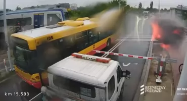Kto zawinił na Pileckiego? Łomżyńskie MPK odpowiada na oskarżenia po zdarzeniu z pociągiem i udostępnia swoje nagranie [VIDEO]