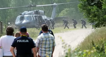 Policyjny Black Hawk lądował pod Łomżą. Śmigłowiec w akcji z udziałem porywaczy [VIDEO i FOTO] 